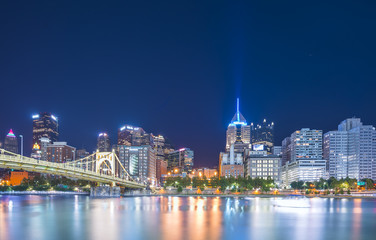 pittsburgh,pennsylvania,usa : 8-21-17. pittsburgh skyline at night with reflection in the water. - obrazy, fototapety, plakaty