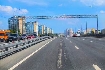 Fototapeta na wymiar traffic on the highway in the center of the metropolis