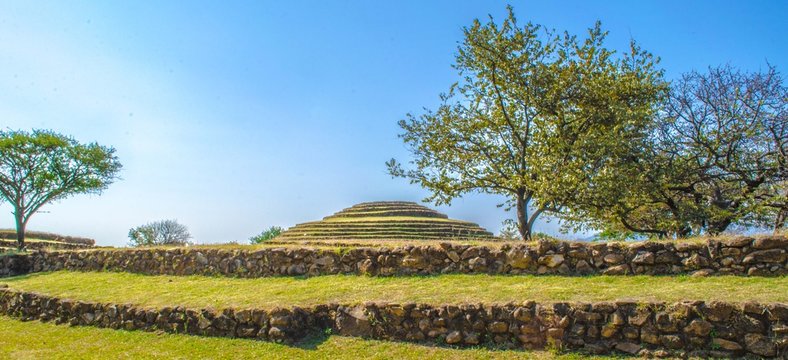 Foto panoramica de piramides circulares Los Huachimontones en Teuchitlan Jalisco M&eacute;xico