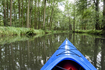 Fahrt mit dem Paddelboot auf einem Kanal im Spreewald in Brandenburg