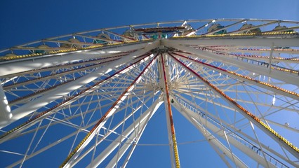 Riesenrad im Sommer