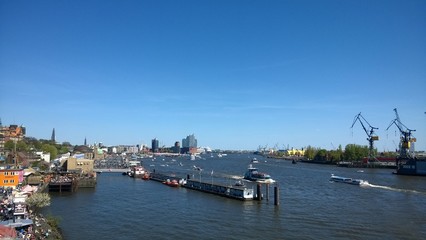 Hamburger Hafen unter blauem Himmel