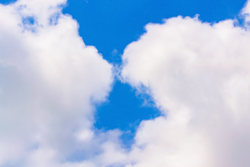 Obraz premium The blue skies and constantly moving clouds.