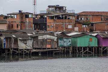 Fototapeta na wymiar Favela sobre água