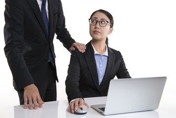肩を触られて嫌がる女性