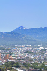 Obraz premium 郡山市の街並と磐梯山（福島県・郡山市）