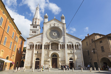 MODENA, ITALIEN - 14. APRIL 2018: Die Westfassade des Duomo (Metropolitan Cathedral Santa Maria Assunta und San Geminiano) in der Abenddämmerung.