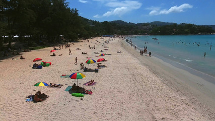 Obraz premium PHUKET, THAILAND - 20 JAN 2017: Copter fly over beach full of people at day time