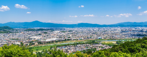 Naklejka premium 嵐山から眺める京都の町並みと東山 ワイド