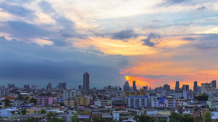 Naklejka premium Widok z lotu ptaka na panoramę miasta z zachodem słońca i chmury wieczorem.Panorama kopia przestrzeń.Bangkok.Pastelowy ton.