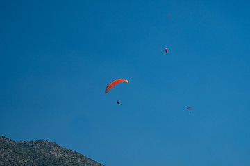 Fototapeta na wymiar paragliding in blue sky, extreme sport