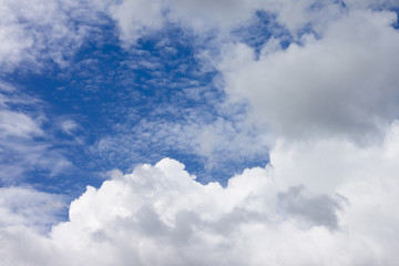 Obraz premium Landscape of white cloud on blue sky for background.