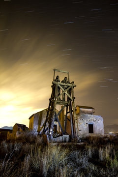 Pozo minero de extracción en la región de Murcia. Fotografía nocturna