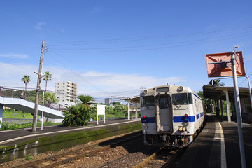 青島駅に停車中の普通列車