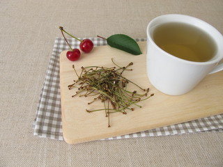 Tee aus Kirschstielen