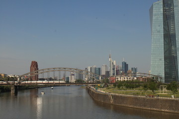 Fototapeta na wymiar Blick vom Osthafen auf Frankfurt mit Hafenpark und Deutschherrnbrücke im Vordergrund