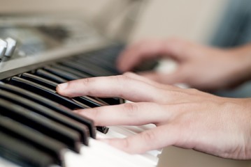 Obraz premium Hands of a male keyboard player