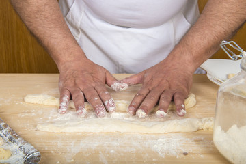 Obraz na płótnie Canvas Chef italiano enseñando a cocinar gnocchi o ñoqui tradicionales de patata hechos a mano