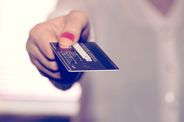 Eine Frau und die Kreditkarte