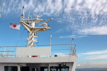 Мачта судна.конструкции и флаги на фоне голубого неба...