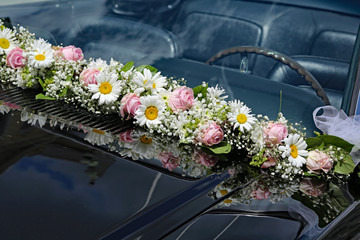 Blumenschmuck am Auto