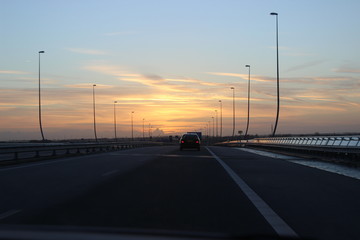 Fototapeta na wymiar Autobahn in der Abenddämmerung 