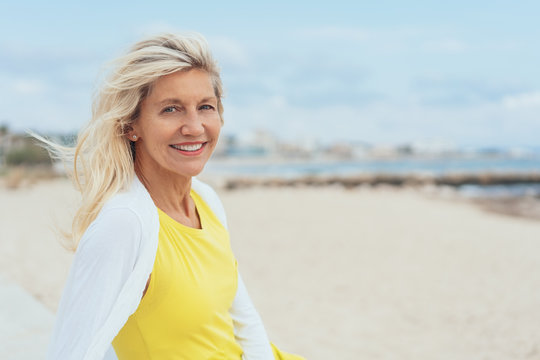 attraktive ältere Frau am Strand