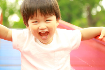 遊ぶ男の子