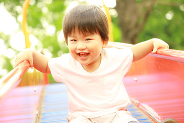 遊ぶ男の子