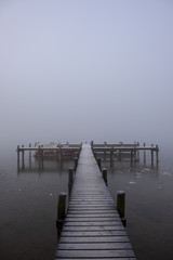 Fototapeta premium Bootsteg Steg im Nebel am See oder Meer