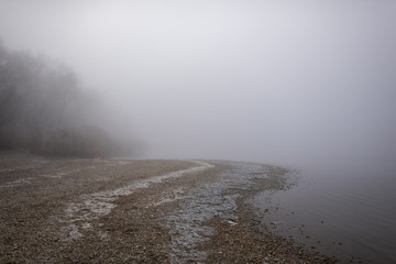 Seeufer im Nebel 3
