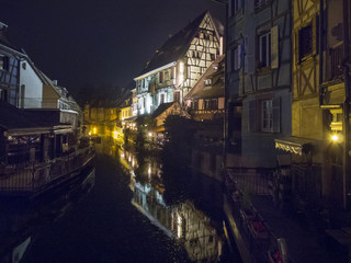Fototapeta na wymiar Alsace, canal with painted houses