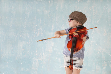 Kind spielt begeistert Geige