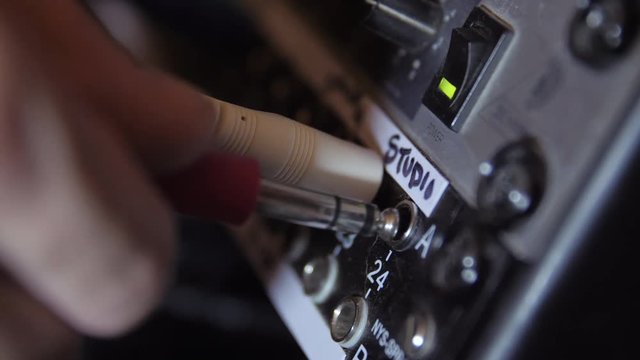 Audio patch bay router, jack plugs