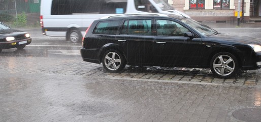 Samochody w deszczu