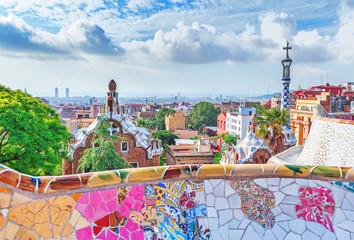 Barcelone, Espagne, Parc Guell. Vue fantastique sur le célèbre banc du parc Guell à Barcelone, destination de voyage célèbre et extrêmement populaire en Europe.