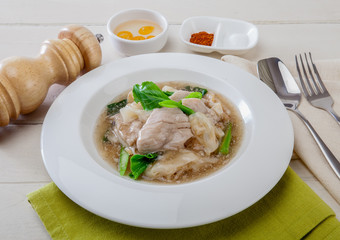 Fried noodle with pork, seefood, broccoli