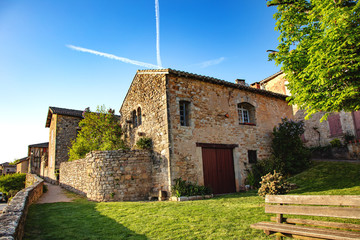 Eglise du village Puycelsi, Tarn, Midi-Pyr&eacute;n&eacute;es, Occitanie, France