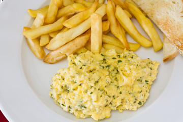 oeufs brouillés et frites