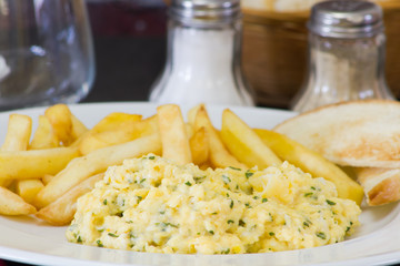 oeufs brouillés et frites