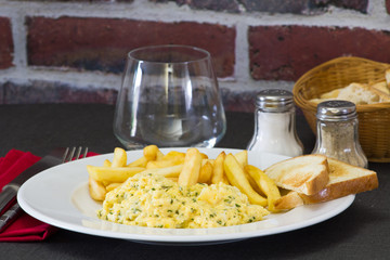 oeufs brouillés et frites