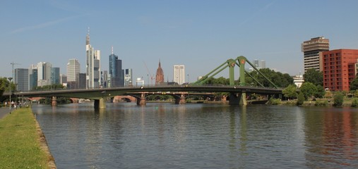 Fototapeta premium Framkfurt: Flößerbrücke und Skyline