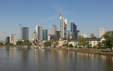 Fototapeta na wymiar Frankfurt; Mainkai und Skyline 