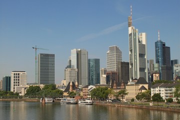Fototapeta na wymiar Frankfurt; Mainkai und Skyline