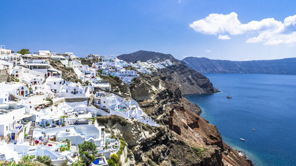 Obraz premium Narrow streets of Oia on the steep banks