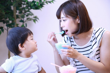 かき氷を食べる親子