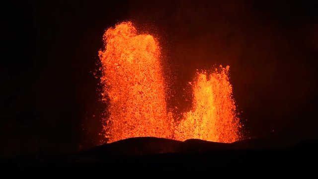 Lava fountain of Kilauea volcano in Hawaii at the end of May 2018, Fissure 8