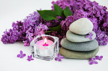 Obraz na płótnie Canvas spa products and lilac flowers