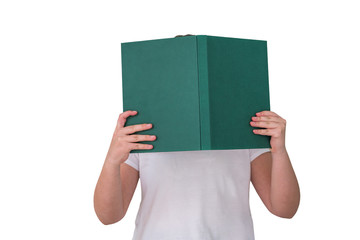 Naklejka premium Mädchen in weißem T-Shirt liest in einem großen grünen Buch, dessen Cover mit einem Text versehen werden kann