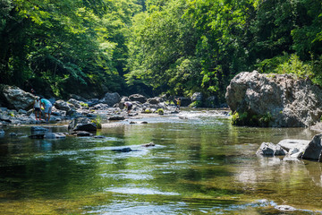 吾妻峡の岩場と入間川の流れ